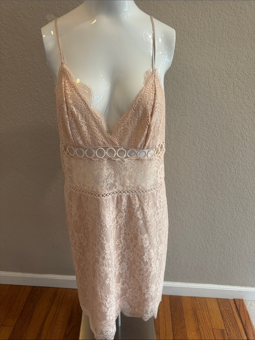 Victoria’s Secret size small Lace Chemise in cream\Blush Pink with Circle Waist